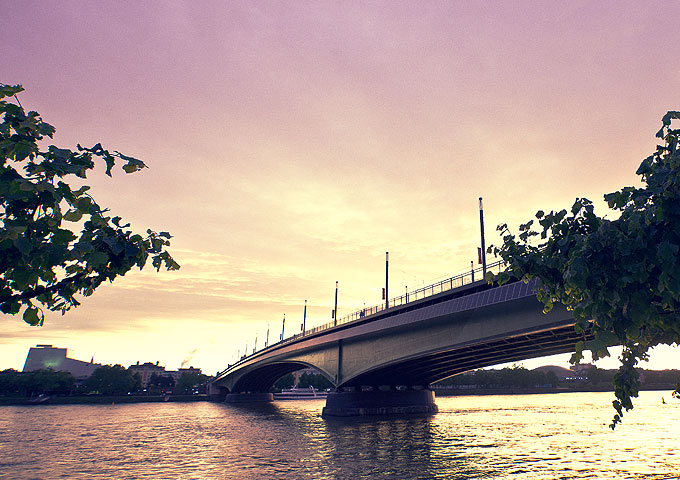 Sonnenuntergang Kenndybrücke in Bonn