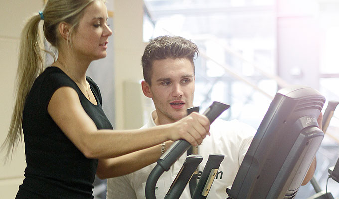 Junge Frau trainiert am Cardiogerät
