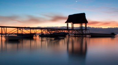 Sonnenuntergang mit Mond auf Mauritius