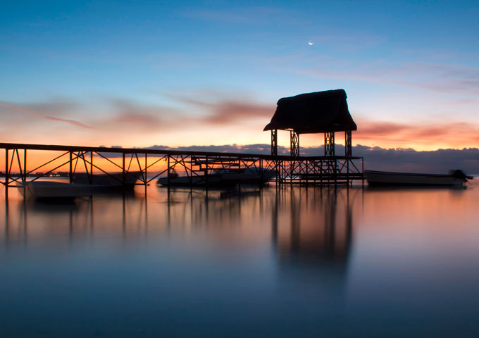 Sonnenuntergang mit Mond auf Mauritius