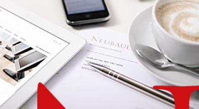 Tablet, Smartphone, Kaffetasse, Briefpapier und Kugelschreiber